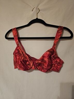 Vintage Red satin bralette with adjustable straps Victoria Secret. Size: 38B